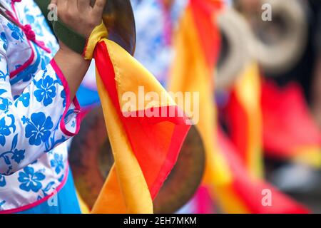 Saint Denis, Île de la Réunion - août 07 2015 : musicien jouant avec une paire de cymbales pendant le Festival Guan Di. Banque D'Images