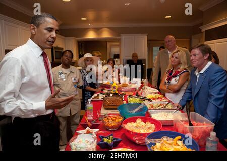 Le président Barack Obama assiste à une réception à la Maison Fisher avec des membres de la famille des guerriers blessés à Hines, dans l'Illinois, le 31 mai 2010. Banque D'Images