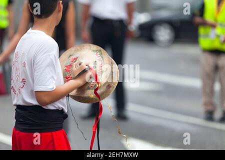 Saint Denis, Île de la Réunion - août 07 2015 : musicien jouant avec une paire de cymbales pendant le Festival Guan Di. Banque D'Images