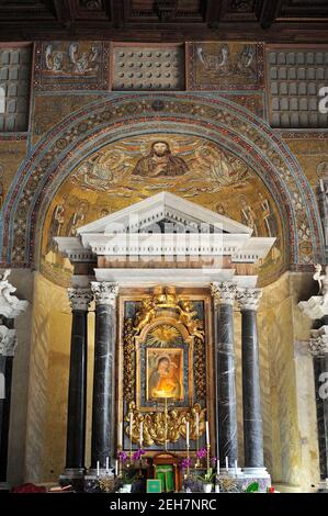 Italie, Rome, San Giovanni in Laterano, Battistero Lateranense, baptistère, chapelle de San Venanzio, abside mosaïques médiévales Banque D'Images