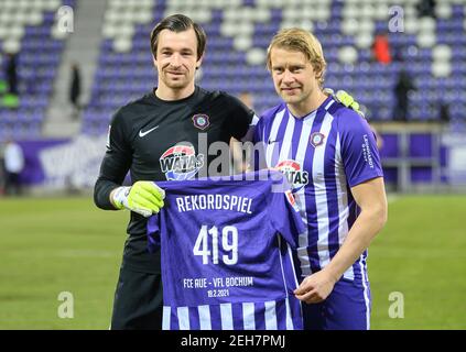 19 février 2021, Saxe, Aue: Football: 2. Bundesliga, FC Erzgebirge Aue - VfL Bochum, Matchday 22, à Erzgebirgsstadion. Jan Hochscheidt (r) d'Aue présente au gardien de but Martin Männel un maillot portant l'inscription « Rekordspiel » (match record) pour marquer son 419e match de compétition pour Aue. Photo: Robert Michael/dpa-Zentralbild/dpa - NOTE IMPORTANTE: Conformément aux règlements de la DFL Deutsche Fußball Liga et/ou de la DFB Deutscher Fußball-Bund, il est interdit d'utiliser ou d'utiliser des photographies prises dans le stade et/ou du match sous forme de séquences et/ou de séquences vidéo Banque D'Images