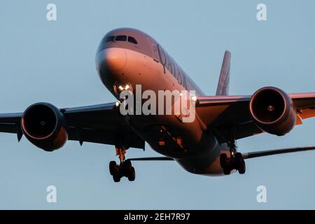 Qatar Airways Boeing 787-8 Dreamliner A7-BCD avion passager arrivée et Atterrissage à l'aéroport de Vienne Banque D'Images