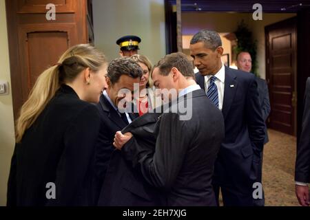 Le président russe Dmitry Medvedev plaisantait avec le président français Nicolas Sarkozy au sujet de sa veste de costume avant un déjeuner de travail au Sommet du G8 à Muskoka, Canada, le 25 juin 2010. Banque D'Images