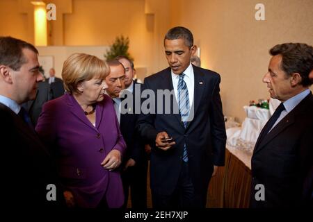 Le président Barack Obama montre son BlackBerry, de gauche à droite, au président russe Dmitry Medvedev, à la chancelière allemande Angela Merkel, au premier ministre italien Silvio Berlusconi et au président français Nicolas Sarkozy, avant une rencontre avec les dirigeants africains de sensibilisation au Sommet du G8 à Muskoka, au Canada, le 25 juin 2010. Banque D'Images