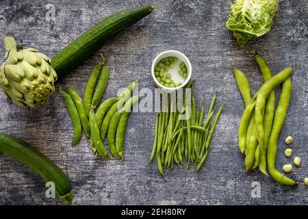 Concept de nourriture végétarienne saine, sélection de nourriture verte fraîche pour diète de détox, concombre, petits pois, courgettes, salade, artichaut, haricots et purée Banque D'Images