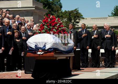 Le président Barack Obama, ainsi que le vice-président Joe Biden, le président Bill Clinton, la Virginie occidentale Gov. Joe Manchin et les membres du Congrès assistent au service commémoratif du sénateur Robert C. Byrd au Capitole de l'État à Charleston, dans la province de Virginie, le 2 juillet 2010. Banque D'Images