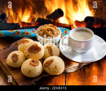 Petit-déjeuner avec pain au fromage farci, pao de queijo Banque D'Images