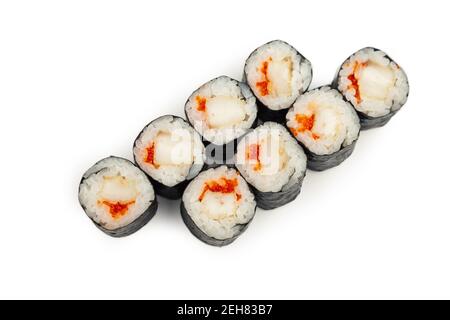 Sushi mini rouleau avec frit de bar sur une assiette blanche, ingrédients frit de bar, poisson volant de œufs, riz, nori. Cuisine japonaise traditionnelle. Pour le menu du restaurant Banque D'Images