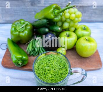 Différents types de légumes et de fruits avec un smoothie sain Banque D'Images