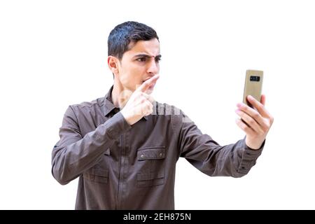 Un homme arabe utilisant son smartphone pour faire du froid sur Internet Banque D'Images