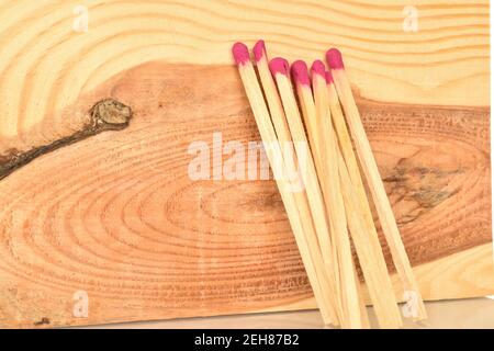 Plusieurs allumettes en bois sur fond de bois naturel. Banque D'Images