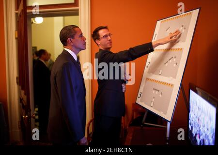 Le président Barack Obama est informé avant la cérémonie d'assermentation du secrétaire au Trésor Timothy Geithner au ministère du Trésor américain, le 26 janvier 2009. Banque D'Images