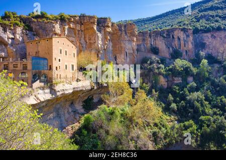 Vue sur l'abbaye située sur un rebord des falaises dans l'espace naturel de Sant Miguel del Fai, Catalogne, Espagne Banque D'Images