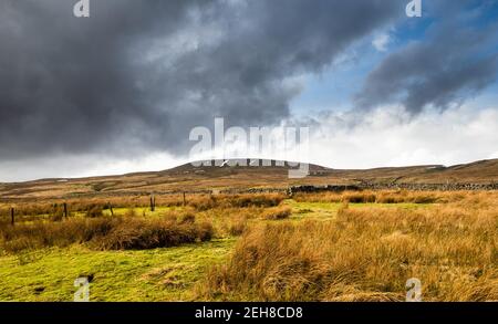 Dead Mans Hill avec landes ouvertes. Niddoyre. Yorkshire Dales Banque D'Images