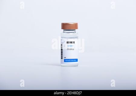 Ampoule DE VACCIN COVID-19 isolée sur fond blanc. Banque D'Images