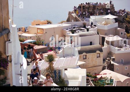 Santorini, Grèce - 11 septembre 2017: Touriste profitant de la vue sur le paysage et de la marche dans la rue de destination de vacances célèbre en Grèce Banque D'Images