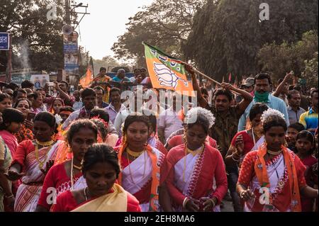 Pour tenter de rejoindre les personnes de 294 circonscriptions de l'Assemblée législative avant les prochaines élections à l'Assemblée du Bengale occidental, le parti au pouvoir du Parti indien Bharatiya Janata (BJP) a organisé le "Parivatan Rathyatra" (Voyage de Chariot pour le changement). Il était dirigé par le chef du BJP et porte-parole du Bengale-Occidental Samik Bhattacharya. Nadia, Bengale occidental, Inde. Banque D'Images