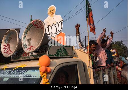 Pour tenter de rejoindre les personnes de 294 circonscriptions de l'Assemblée législative avant les prochaines élections à l'Assemblée du Bengale occidental, le parti au pouvoir du Parti indien Bharatiya Janata (BJP) a organisé le "Parivatan Rathyatra" (Voyage de Chariot pour le changement). Il était dirigé par le chef du BJP et porte-parole du Bengale-Occidental Samik Bhattacharya. Nadia, Bengale occidental, Inde. Banque D'Images