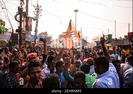 Pour tenter de rejoindre les personnes de 294 circonscriptions de l'Assemblée législative avant les prochaines élections à l'Assemblée du Bengale occidental, le parti au pouvoir du Parti indien Bharatiya Janata (BJP) a organisé le "Parivatan Rathyatra" (Voyage de Chariot pour le changement). Il était dirigé par le chef du BJP et porte-parole du Bengale-Occidental Samik Bhattacharya. Nadia, Bengale occidental, Inde. Banque D'Images