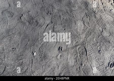 empreintes sur le sol noir, marches sur le sol Banque D'Images