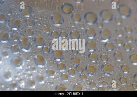 gouttes d'eau sur une surface en plastique transparent, vue macro de l'eau Banque D'Images