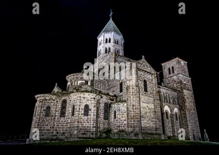 Saint-Nectaire, France. 15 février 2021. L'église Saint-Nectaire, dédiée à Saint Nectaire d'Auvergne, est une église de style roman d'Auvergne. Banque D'Images