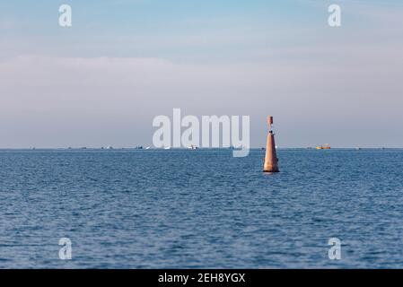 Panneau de la mer sur la bouée indiquant le fairway. La marque rouge indique l'entrée de la baie Banque D'Images