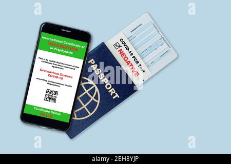 Smartphone sur passeport de voyage, carte d'embarquement avec certificat numérique de vaccination COVID-19 et preuve du résultat négatif du test COVID. Concept de nouveau Banque D'Images