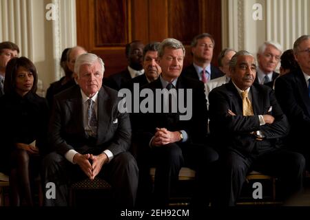 Le sénateur Edward Kennedy, D-Mass., le sénateur Max Baucus, D-Mont., et le représentant Charlie Rangel, D-N.Y., écoutent les remarques du président Obama lors du Sommet sur les soins de santé dans la salle est de la Maison Blanche, le 5 mars 2009. Melody Barnes, directeur du Conseil de politique intérieure, est assis à gauche. Banque D'Images