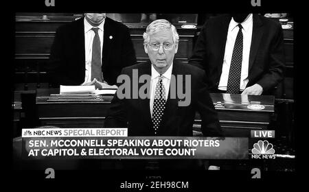 Une capture d'écran de CNN le sénateur américain Mitch McConnell s'adressant au Sénat après que les partisans du président Trump aient attaqué le Capitole des États-Unis. Banque D'Images