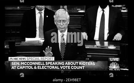 Une capture d'écran de CNN le sénateur américain Mitch McConnell s'adressant au Sénat après que les partisans du président Trump aient attaqué le Capitole des États-Unis. Banque D'Images