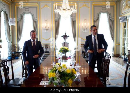 Le président Barack Obama conclut une réunion bilatérale avec le président russe Dmitry Medvedev à la Winfield House à Londres, en Angleterre, le 1er avril 2009. Banque D'Images