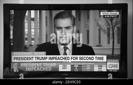 Une capture d'écran de CNN du correspondant Jim Acosta annonçant que le président Donald Trump a été destitué pour la deuxième fois. Banque D'Images