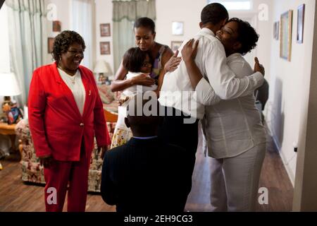 Le président Barack Obama et la première dame Michelle Obama accueillent des membres de la famille de Maude Smith chez elle à la Nouvelle-Orléans, en Louisiane, le 29 août 2010. Le président et la première dame se rendaient à la Nouvelle-Orléans pour célébrer les cinq ans d'anniversaire de l'ouragan Katrina. Banque D'Images