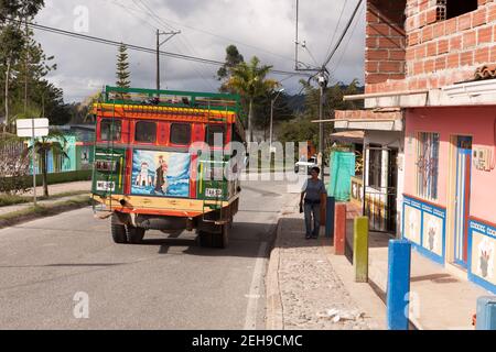 Colombie Guatape UN bus Chiva roule après Colorfuylly Painted Houses Banque D'Images
