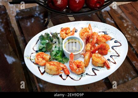 Haute cuisine, grandes crevettes avec sauce Banque D'Images