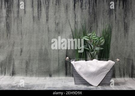 Baignoire rectangulaire galvanisée avec tissu blanc et vases en verre Banque D'Images