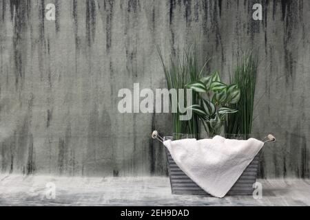 Baignoire rectangulaire galvanisée avec tissu blanc et vases en verre Banque D'Images