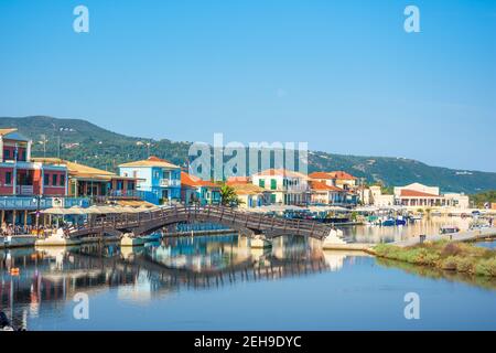 Lefkas (Lefkada) ville, vue imprenable sur la petite marina pour les bateaux de pêche avec le joli pont de bois et la promenade, l'île Ionienne, Grèce Banque D'Images