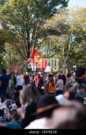 New York, États-Unis. 20 septembre 2019. Une personne fait un drapeau mohawk à la grève des jeunes dans le parc Battery Banque D'Images