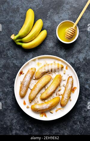 Dessert de bananes poêlées de style asiatique. Vue de dessus, plan d'appartement Banque D'Images