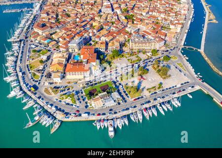 Lefkas (Lefkada) ville, vue imprenable sur la petite marina pour les bateaux de pêche avec le joli pont de bois et la promenade, l'île Ionienne, Grèce Banque D'Images