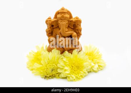 Joyeux festival de Ganesh Chaturthi, statue de Ganesha avec fleurs, Ganesha est les dieux hindous Banque D'Images