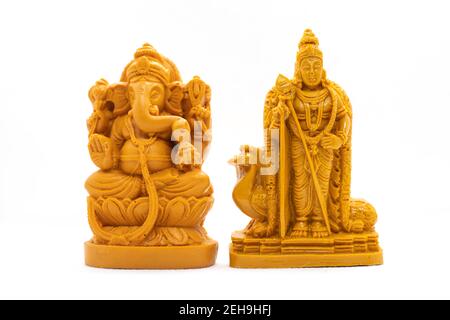 L'idole en bois sculpté à la main de Lord Murugan avec Ganesha est isolé sur un fond blanc Banque D'Images