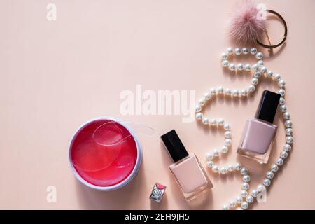 Beauté blog concept plat. Accessoires de mode, caleçons avec patches, cosmétiques, bijoux sur fond rose, accessoires pour femmes. Fête des femmes Banque D'Images