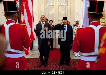 Le président Barack Obama et le président indonésien Susilo Bambang Yudhoyono participent à la cérémonie d'arrivée au Palais d'Etat Istana Merdeka à Jakarta, Indonésie, le 9 novembre 2010. Banque D'Images