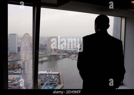 Le président Barack Obama examine le point de vue de l'InterContinental Yokohama Grand Hotel à Yokohama, au Japon, le 13 novembre 2010. Banque D'Images