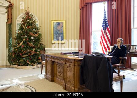 Le président Barack Obama appelle le Congrès du Bureau ovale avant le vote final du Sénat d'aujourd'hui, abrogeant l'interdiction de servir ouvertement les hommes et les femmes homosexuels dans l'armée, samedi 18 décembre 2010. Banque D'Images