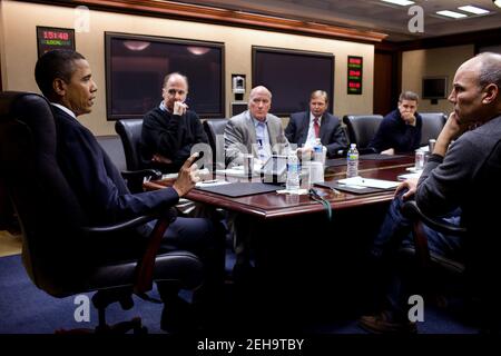 Le président Barack Obama participe à une conférence téléphonique dans la salle de situation de la Maison Blanche concernant la fusillade de la Représentante Gabrielle Giffords et d'autres personnes à Tucson, Az., le samedi 8 janvier 2011. Sur la photo, de gauche à droite, le conseiller à la sécurité nationale Tom Donilon, le nouveau chef de cabinet Bill Daley, le chef de cabinet adjoint Jim Messina, le directeur des communications Dan Pfeiffer et l'adjoint du président des affaires législatives Phil Schilliro. Le procureur général Eric H. Holder, Jr., la secrétaire à la sécurité intérieure Janet Napolitano et le directeur du FBI Robert Mueller ont également participé à l'appel. Banque D'Images