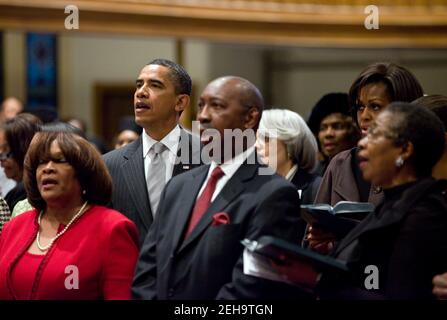 Le président Barack Obama, la première dame Michelle Obama et les filles Sasha et Malia (cachées derrière d'autres paroissiens) assistent à des services à l'église épiscopale méthodiste de l'Afrique métropolitaine à Washington, D.C., le dimanche 16 janvier 2011, 2010. Banque D'Images